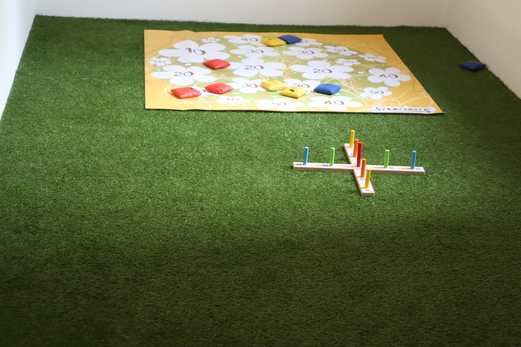 Kunstrasen mit Bewegungs- und Zielübungen